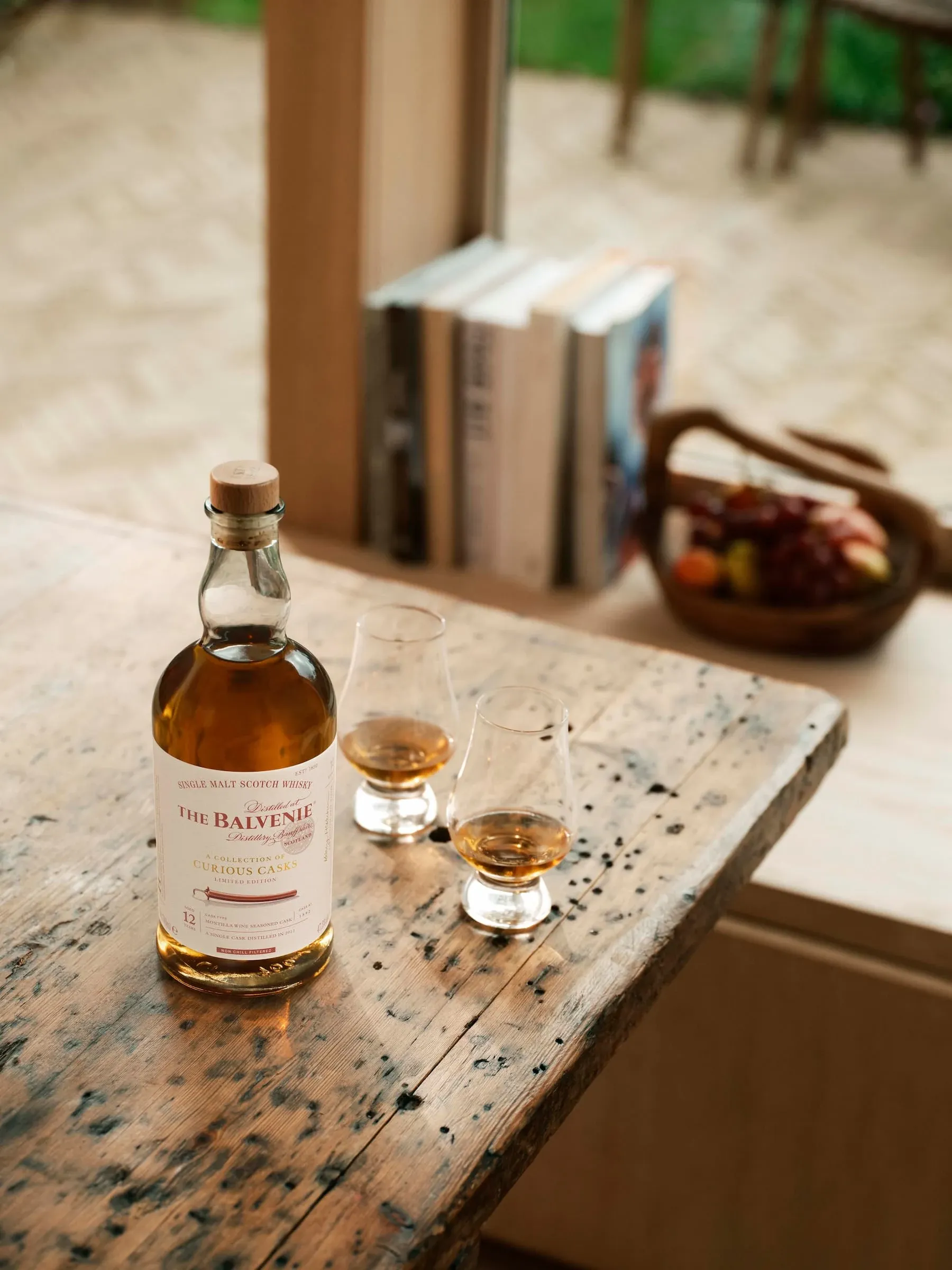 百富 12 年蒙蒂亚甜酒桶与两杯威士忌